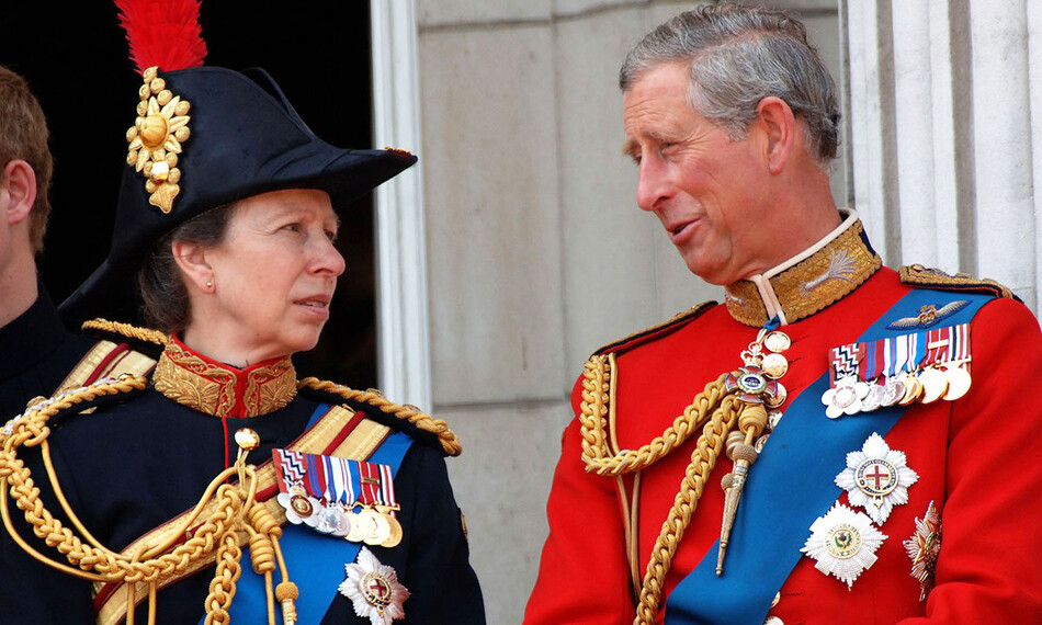 Принц Чарльз, принц Уэльский и его сестра принцесса Анна беседуют на балконе Букингемского дворца после церемонии «Trooping the Colour» — «Церемонии выноса знамени» 17 июня 2006